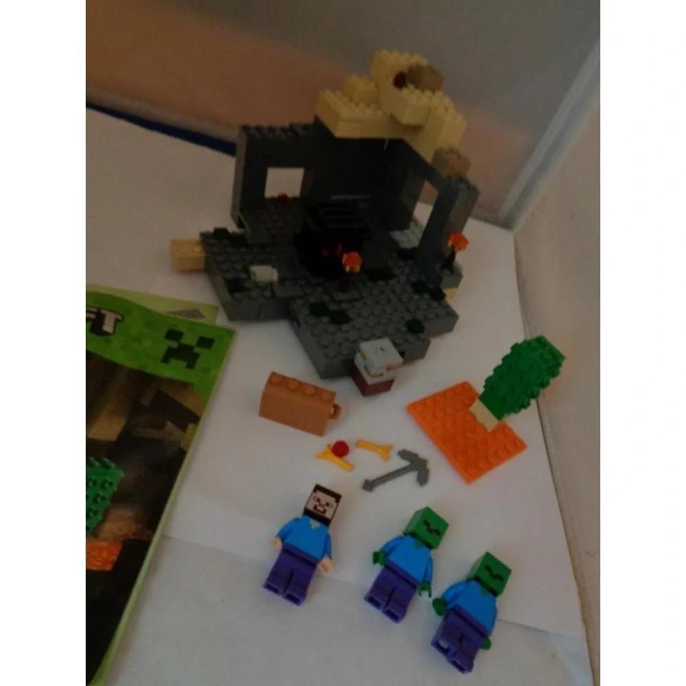 Lego 21119 Minecraft The Dungeon with Minifigures